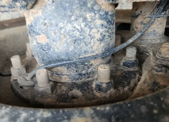 Picture of (Used) 2016 Mack CHU613, REAR DIFFERENTIAL HUBS